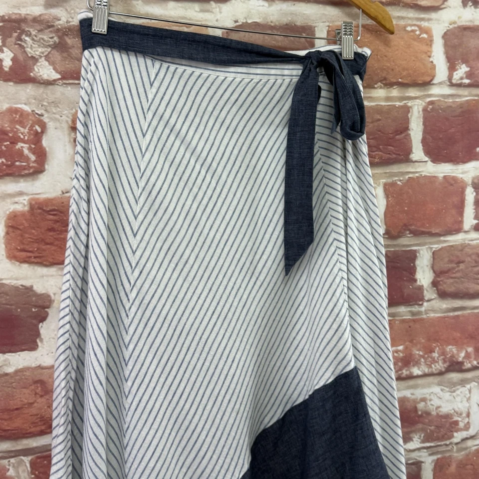 Falda DKNY Mujer 6 Blanco Azul Rayas Envoltura Asimétrica Informal Corbata Cintura Midi Foto 3 de 4