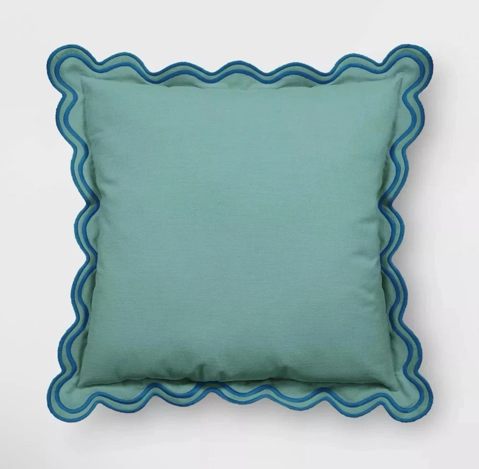 Almohada cuadrada festoneada verde para exteriores de 20”x20” – Cojín de patio umbral Foto 2 de 4