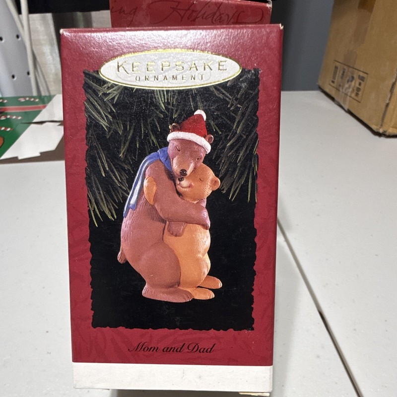 Hallmark Keepsake Mom & Dad Bear Dated 1996 Hanging Resin Ornament QX5821