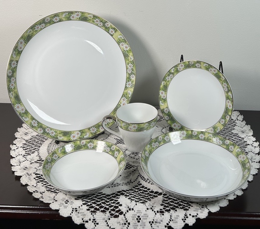 Ting Mikasa Marianne Dinnerware Floral Daisy Green White Sil