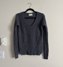 Aritzia Wilfred Free XS Wool Pullover V Neck Sweater Textured Knit Gray Neutral