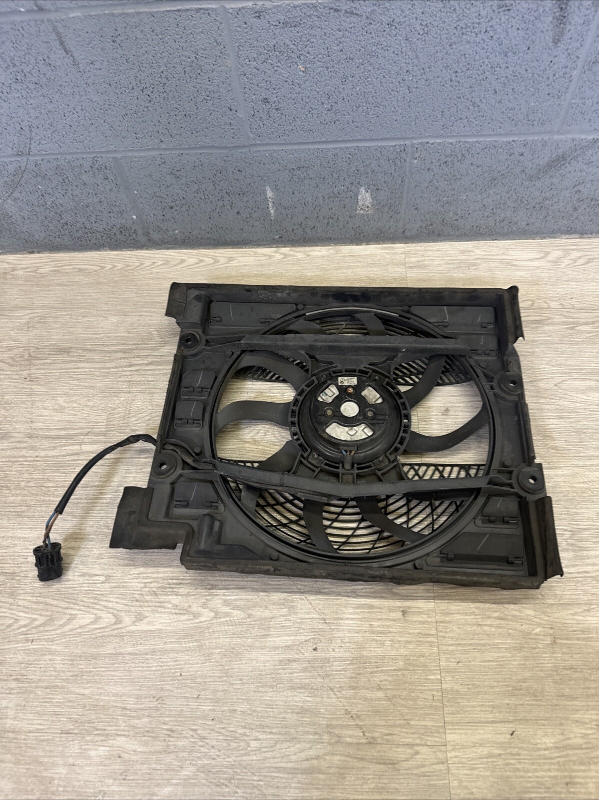 99-03 OEM BMW E39 Cooling Radiator Fan Assembly 6921324 for sale  