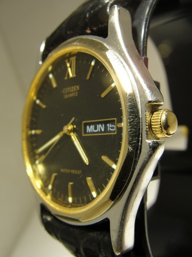 HOMBRE, RELOJ DE CUARZO CITIZEN, RESISTENTE AL AGUA, ESTUCHE DE DOS TONOS, BUEN ESTADO - Imagen 2 de 4
