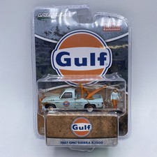 1/64 GREENLIGHT GULF 1987 GMC SIERRA K2500 TOW TRUCK WEATHER BLUE WITH FIGURINE