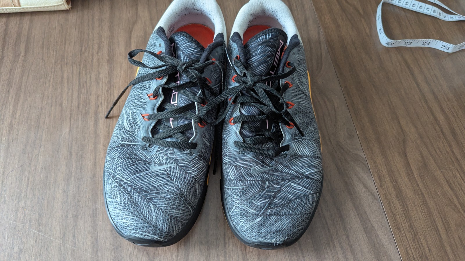 Women's NIKE Metcon 5 Cross Training Running Shoes Orange Black White Size 9 thumbnail 3