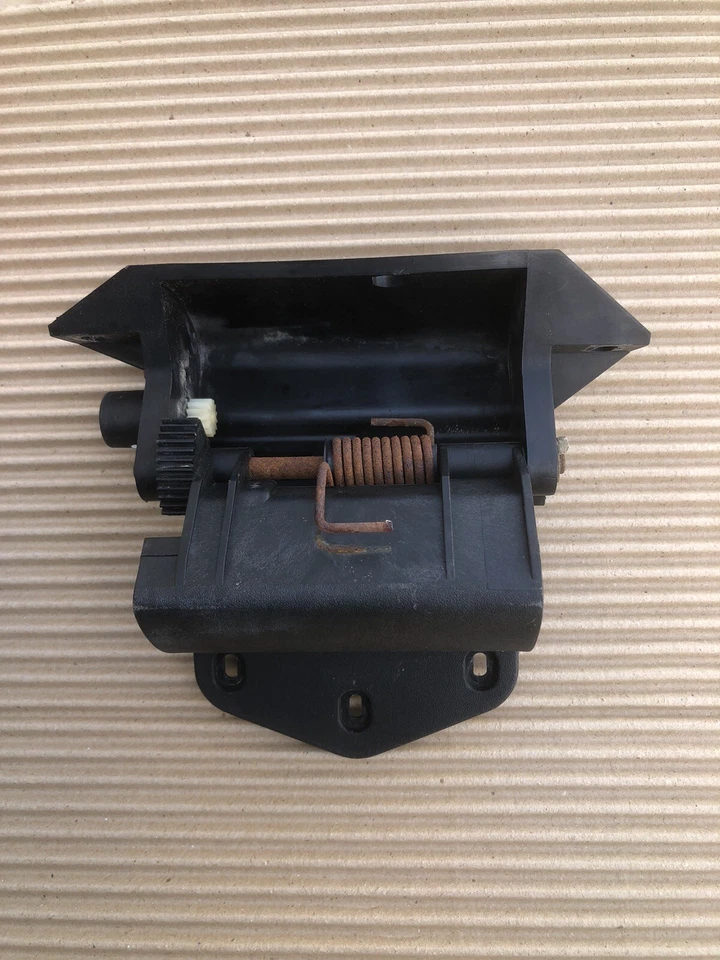 BMW E31, 840ci 850ci 850csi 1970410 Upper Glove Box Cover Holder + Hinge 8108063 Foto 3 de 4