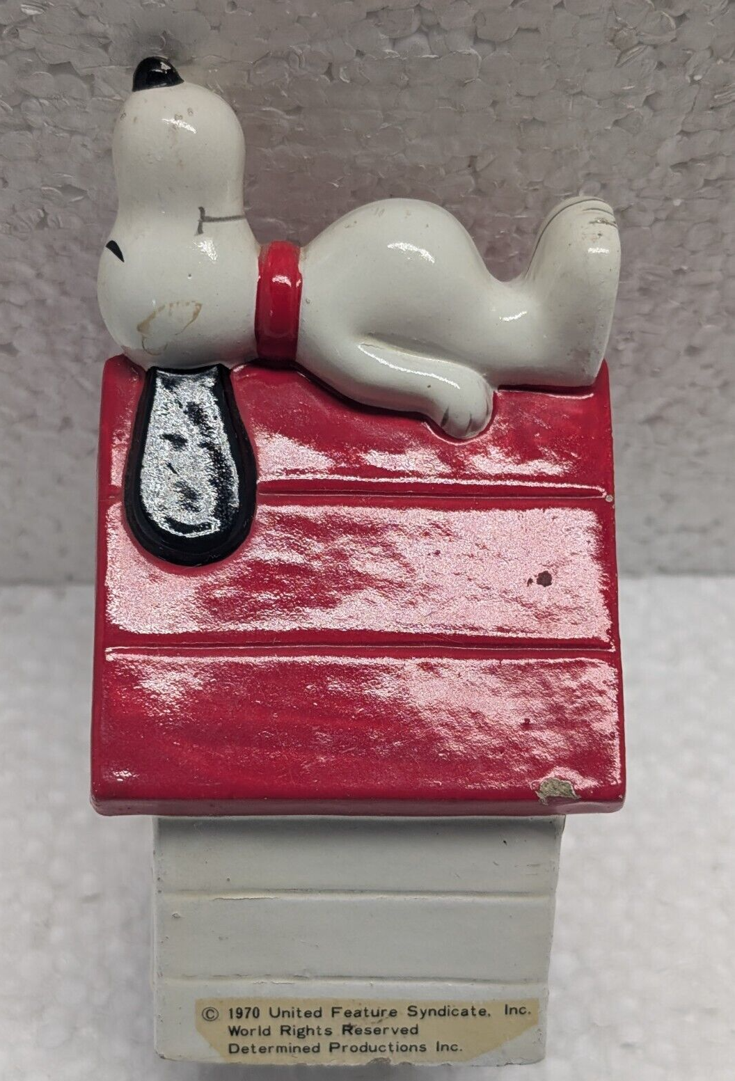 Vintage 1970 Snoopy Peanuts Ceramic Doghouse Coin Bank! Condition Ok, No plug