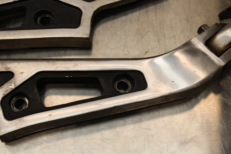 86 SUZUKI GS750ES JUEGO DE CLAVIJAS DE PASAJERO TRASERO PAR BB140 Foto 4 de 4