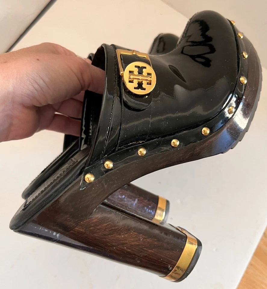 Tamancos Tory Burch Brayden preto patenteado brilhante 4,5” madeira salto alto estilingue 7 - Imagem 2 de 4