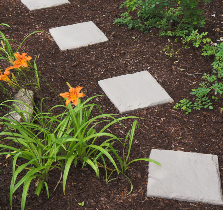 Gardien 15.5" Stepping Stones w/ Stakes | Outdoor Walkway Garden Path - 16-pack