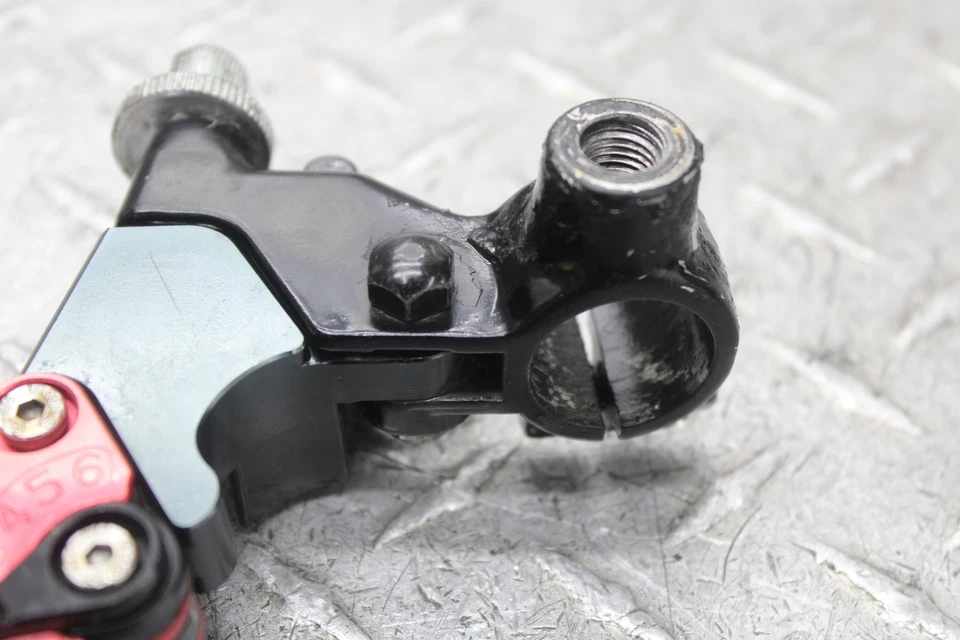 2015 SUZUKI GW250F КРОНШТЕЙН КРЕПЛЕНИЯ РЫЧАГА СЦЕПЛЕНИЯ НАСЕЧКИ - Изображение 2 из 4