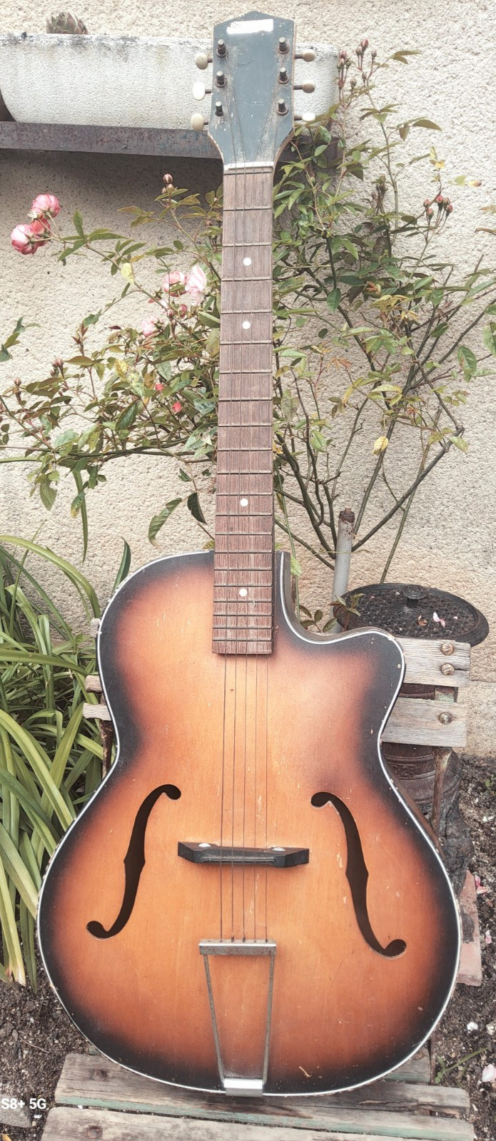 A RESTAURER GUITARE JAZZ MANOUCHE EDMOND -2  BOUCHES VIOLON - ANNEES 50