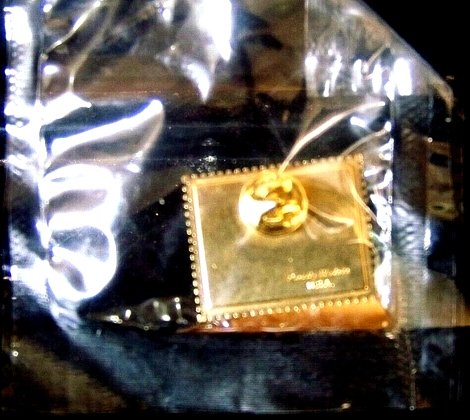 UCLA COACH JOHN WOODEN STAMP LAPEL PIN METAL STILL IN PACKAGE NEW USA