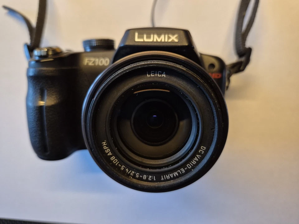 Panasonic LUMIX DMC-FZ100 14,1 MP Digitalkamera - Schwarz, Foto 1 von 5