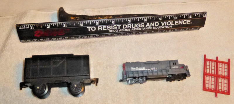 Lot of 3 toy trains parts Southern Pacific red ladder