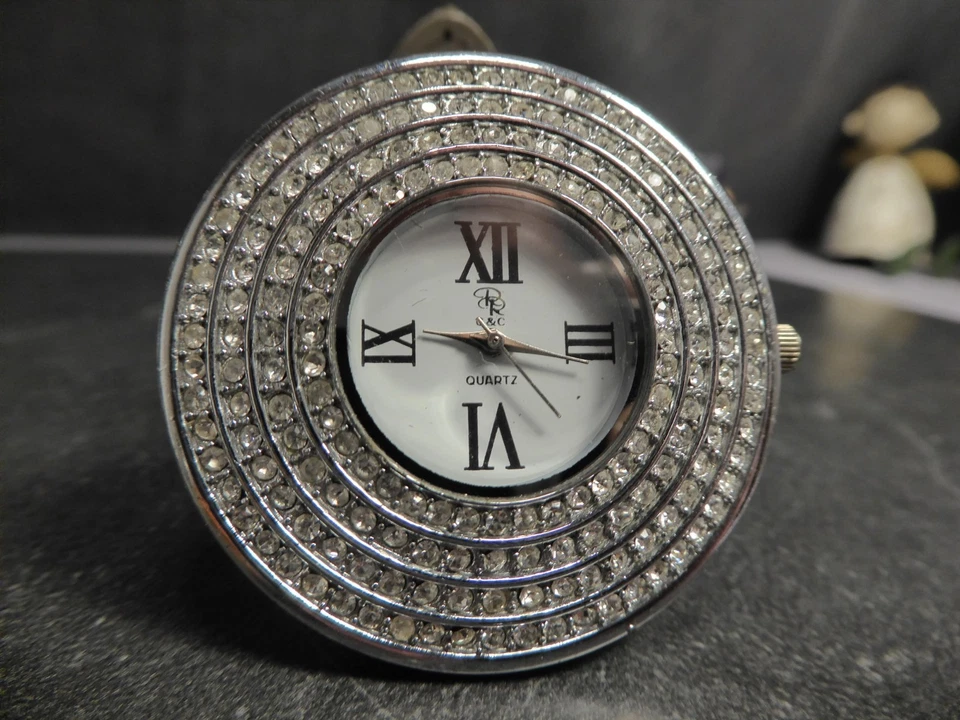 Prachtvolle, mit Strass-Steinchen geschmückte Damen Armbanduhr im Cavadini Stil - Bild 3 von 4