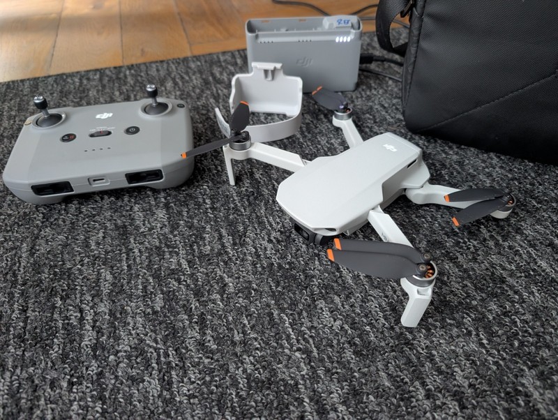 DJI Mini 2 SE Fly More Bundle Ready-to- Fly Drone 2 batteries