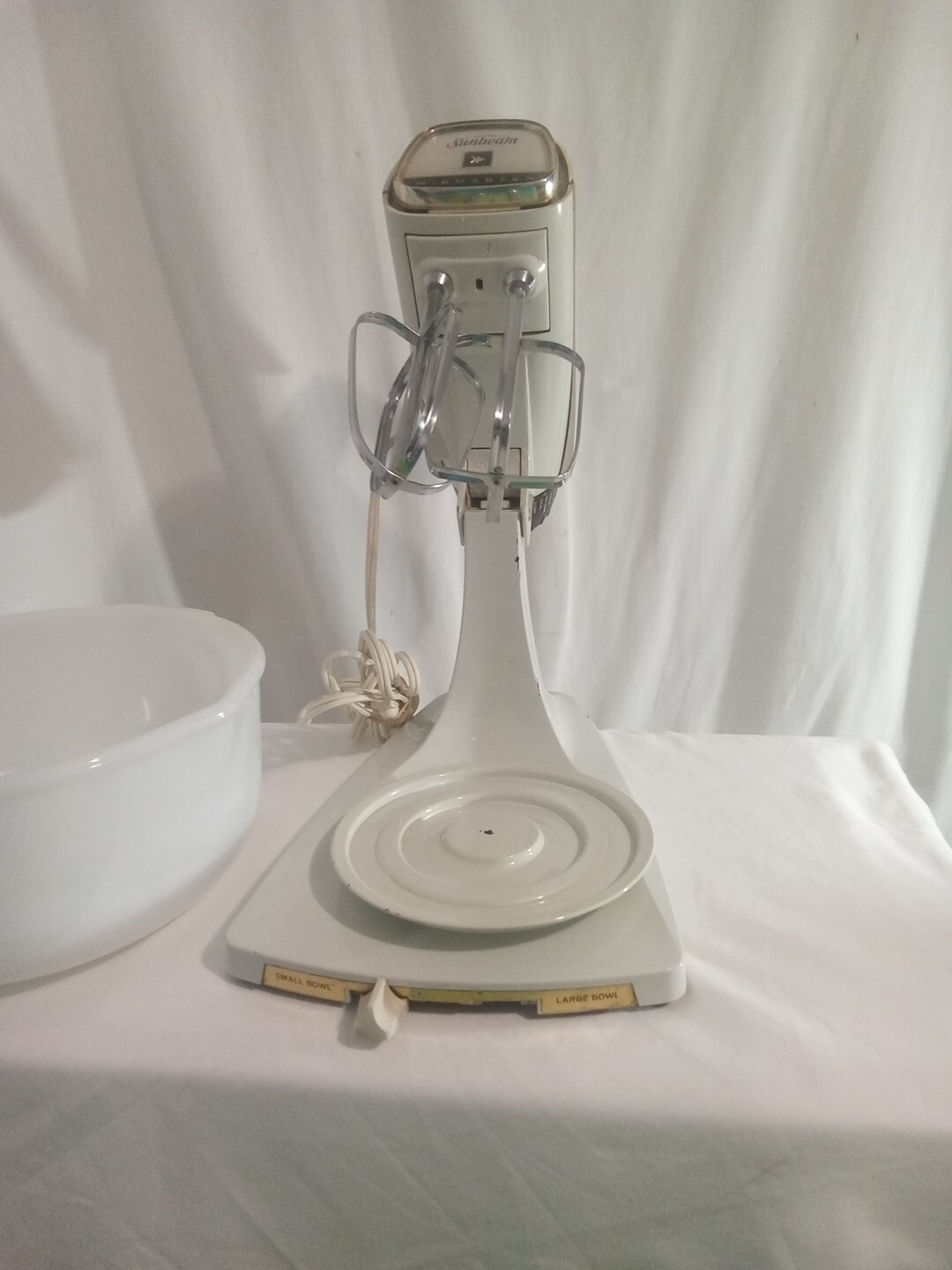 Vintage Sunbeam Vista Deluxe Mixmaster 12 Speed with Mixers And Bowl. Nice Cond.