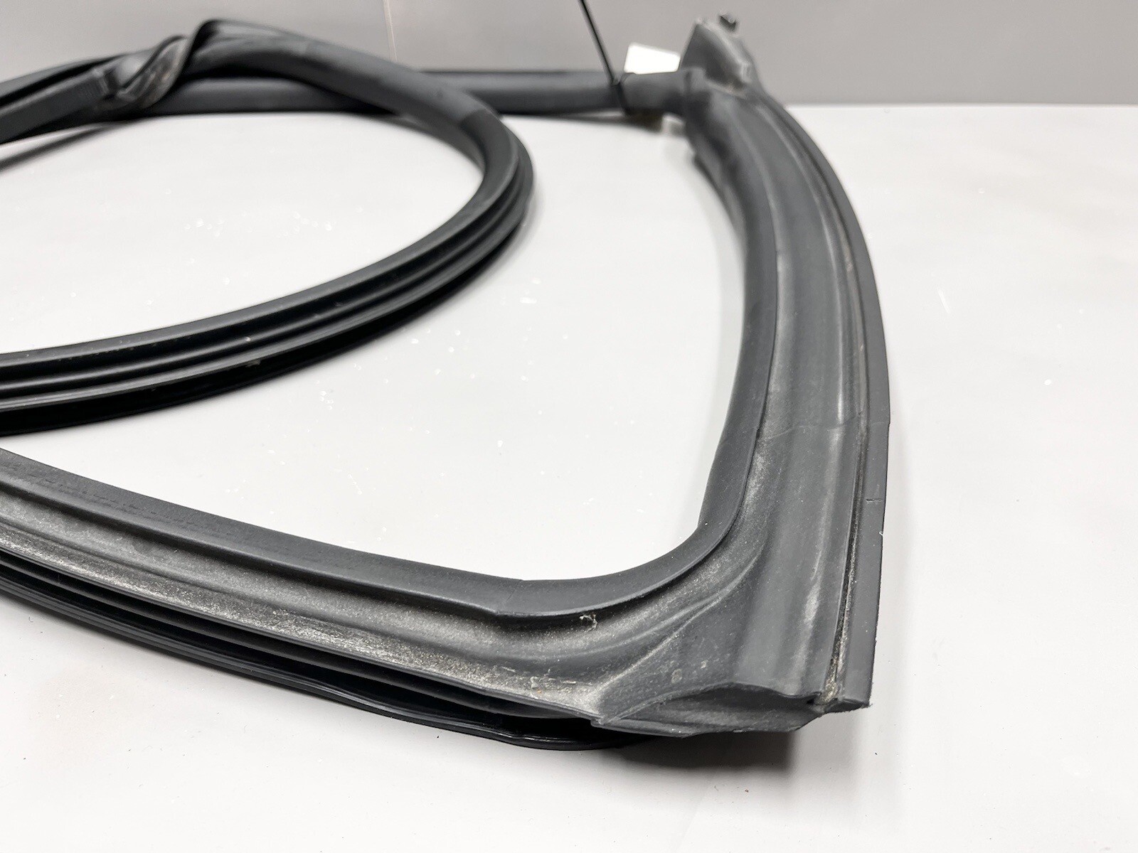 ⭐️2017-2020 MASERATI LEVANTE REAR LEFT SIDE DOOR BODY WEATHERSTRIP SEAL OEM