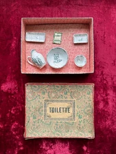 Ancienne Service De Toilette Dans Sa Boîte D’origine Poupee Pichet Porte-savon