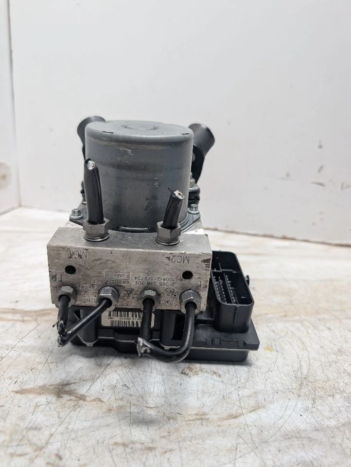 Used ABS Pump and Motor Assembly fits: 2011 Jaguar Xj Assembly w/o adaptive crui - Image 4 of 4