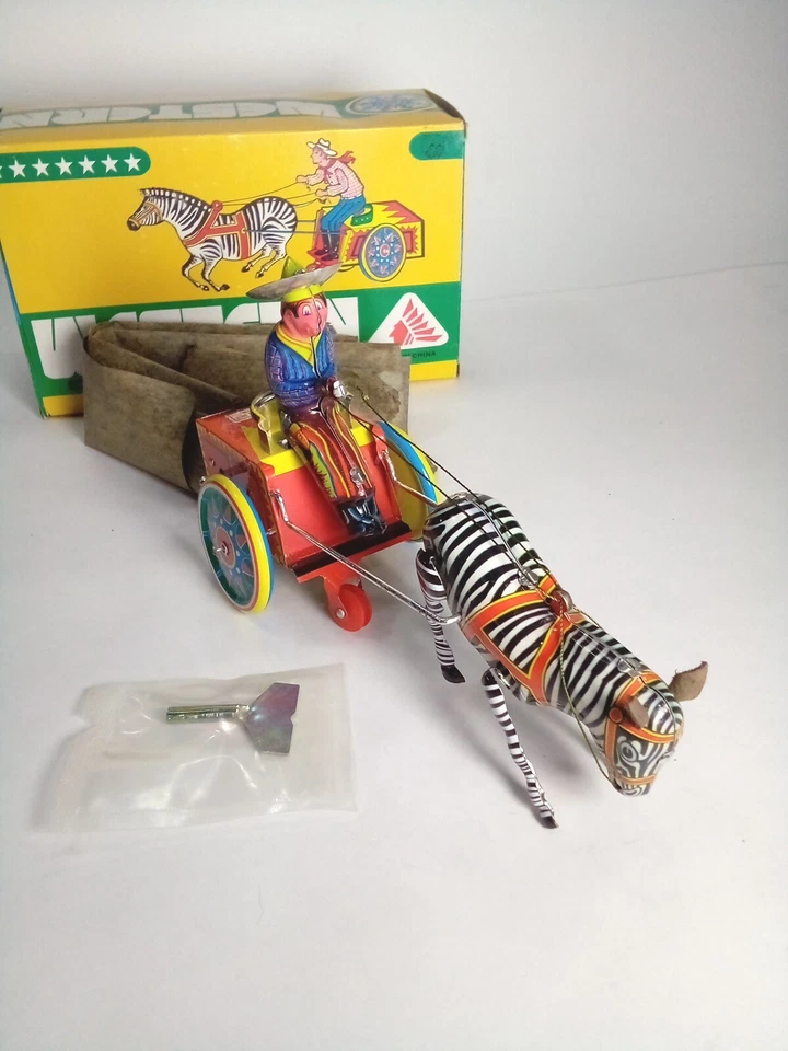 Новая из старых запасов винтажная оловянная литографская заводная игрушка ковбойский вестерн на тележке, натянутая зеброй - Изображение 4 из 4