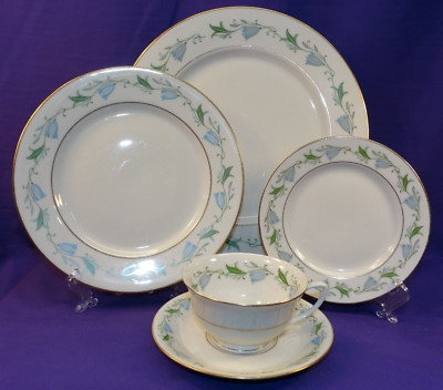5 PC PLACE SETTING ROYAL JACKSON ''SYLVIA'' DINNERWARE BLUE FLOWERS GREEN LEAVES