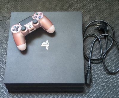 Sony Playstation 4 PRO mit Controller