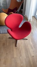 Swan Chair ORIGINAL Arne Jacobsen von Fritz Hansen in rotem Stoff