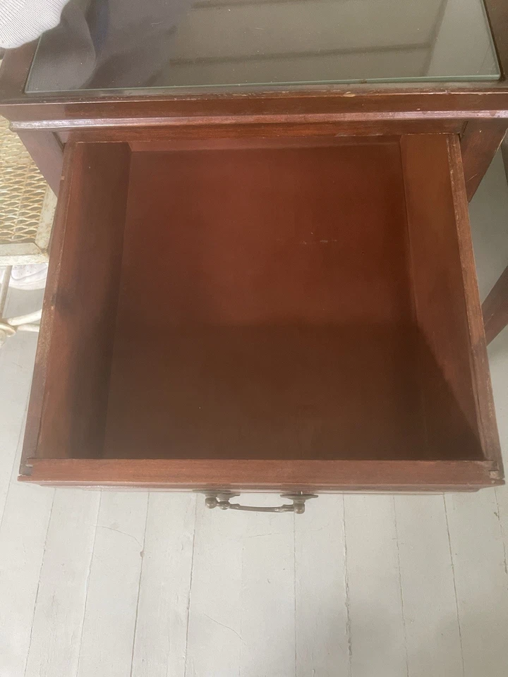 Mesita de noche pequeña vintage de caoba con un cajón | SOLO QUEDA 1 Foto 3 de 4