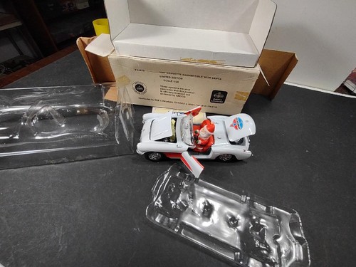 Corgi 1957 Corvette Convertible w/ Santa 1:24 AMOCO NIB w/ numbered certificate - Picture 5 of 14