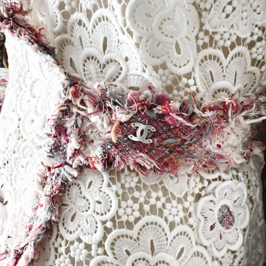 Giacca tweed Chanel con polsini ricamati in pizzo e perle