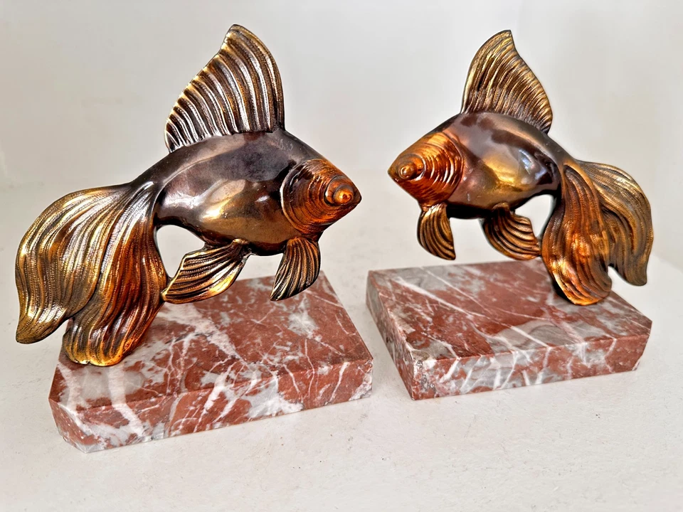 PAIRE de SERRE LIVRES régule métal doré POISSONS EXOTIQUES ART DECO - Photo 2/4