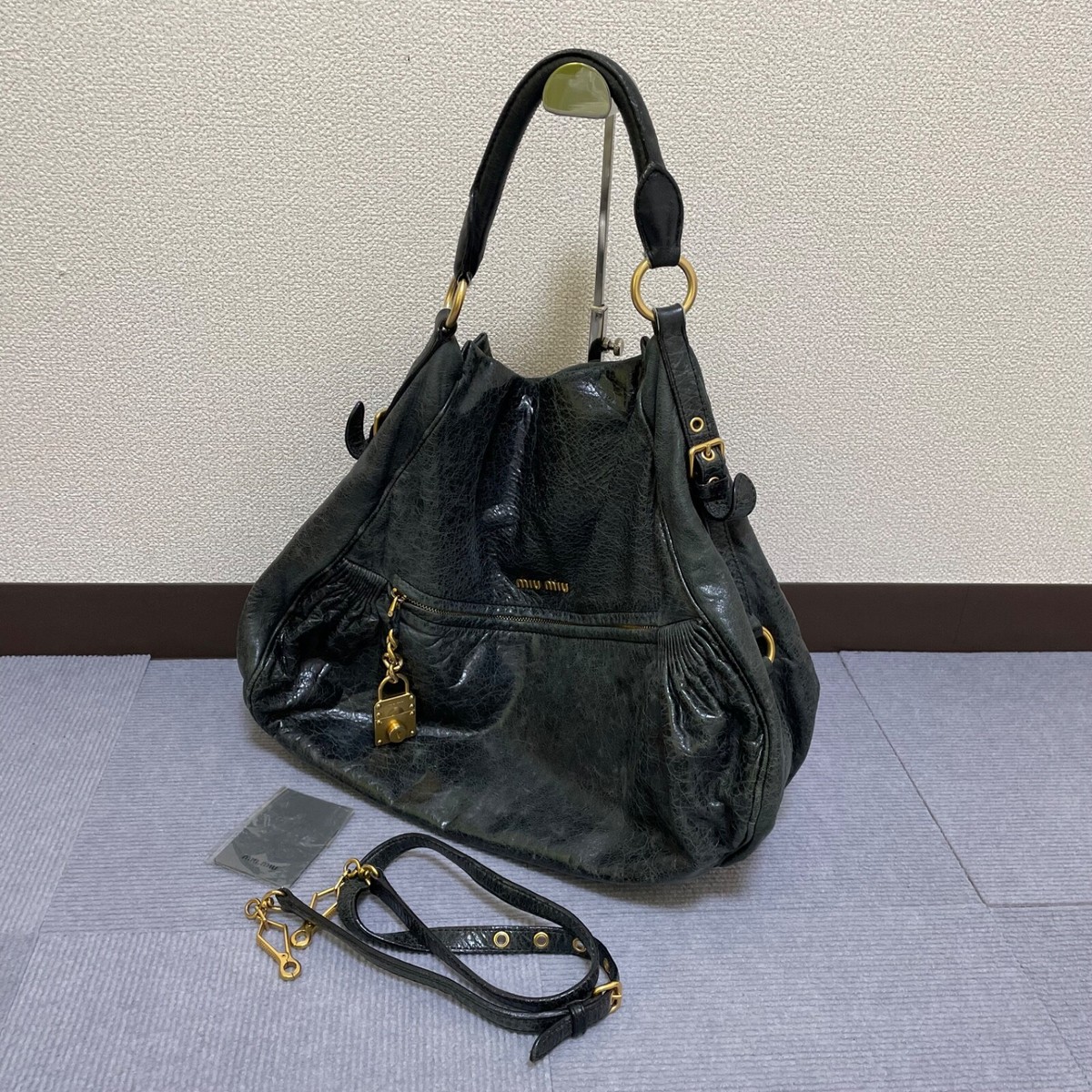 バッグ Miu Miu bag 2way shoulder pad charm y2k MIU MIU 2WAY shoulder bag heart charm pink base leather
