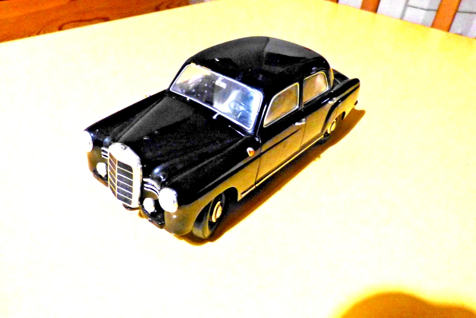 Revell ( Bburago) Modellauto: Mercedes-Benz 180 schwarz von 1954, Maßstab 1:18 - Bild 4 von 4