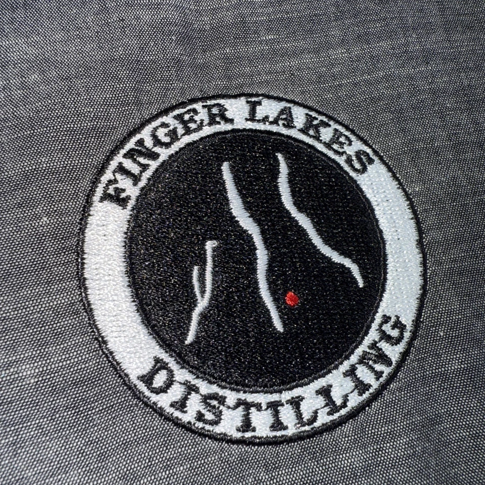 Finger Lakes Distilling 男式短袖纽扣中号棉质灰色衬衫 — 第 4/4 张图片