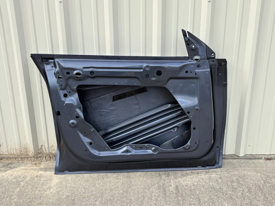 Carcasa de puerta lateral del conductor Tesla Model Y 2020-2024 gris izquierda OEM Foto 4 de 4