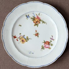 Assiette Sèvres époque Louis XVI, aile en vannerie, porcelaine tendre datée 1776