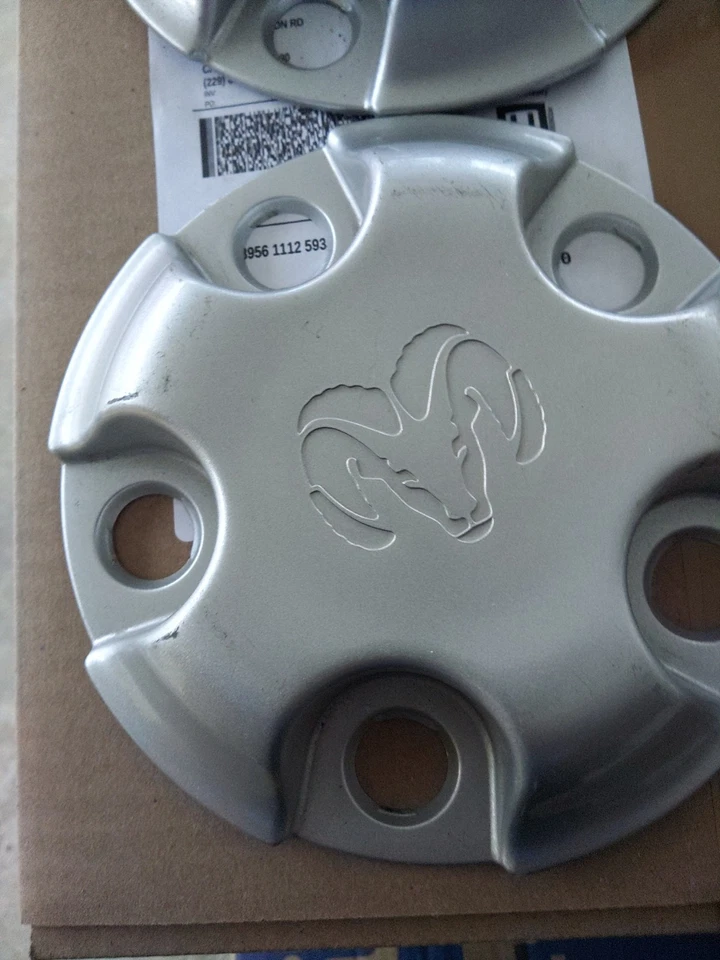 Juego de cuatro tapas centrales cromadas OEM 52106536AC Dodge Ram 1500 2002-2012 17"  Foto 3 de 4