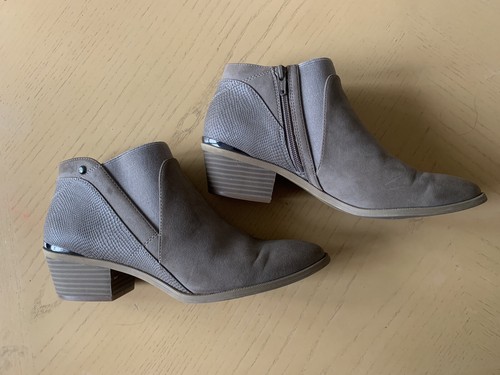 Simply Vera Vera Wang Skylark Sand Ankle Boots Faux Suede Snake Skin Size 10 - Picture 2 of 11