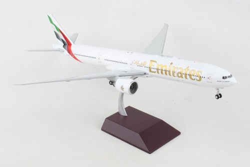 Gemini Jets 1:200 Emirates Boeing B777-300(ER) "New Colours - Flaps Up" A6-ENV - Picture 5 of 23