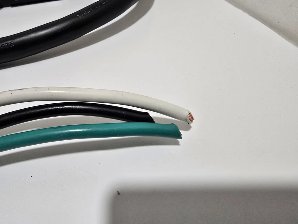 Tripp-Lite PDU1230 Single-Phase Basic PDU 20 Outlets 1U Rack-Mount 16 C13, 4 C19 - Image 2 of 4