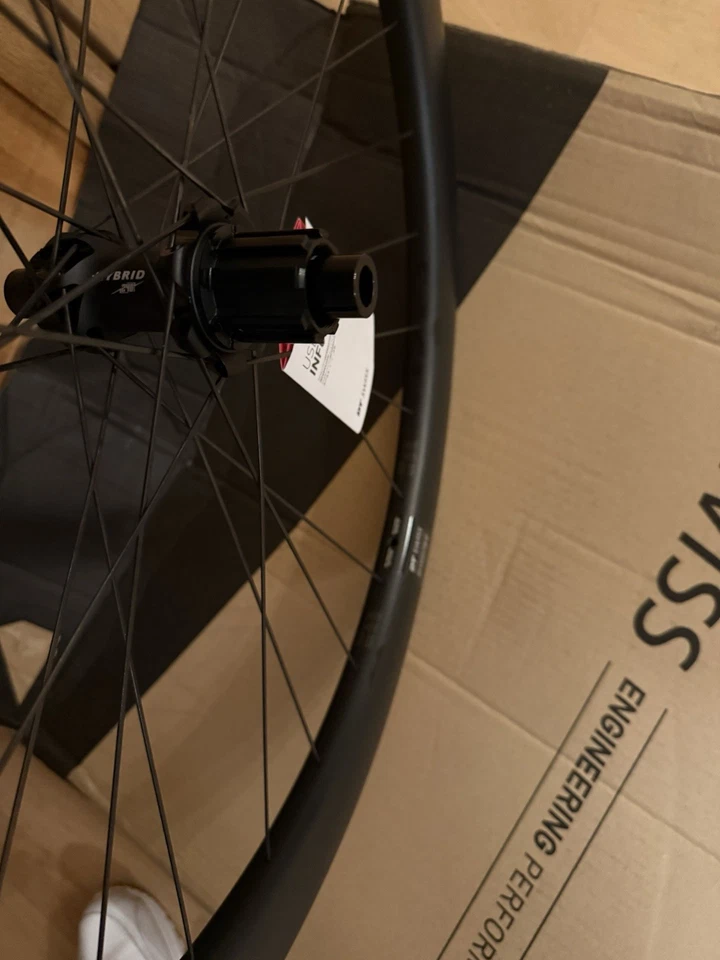 DT Swiss HGC 1400 Carbon 42mm LR Hi 12 x 142 28“ Zoll CL DT Swiss 240s  N3W F - Bild 4 von 4