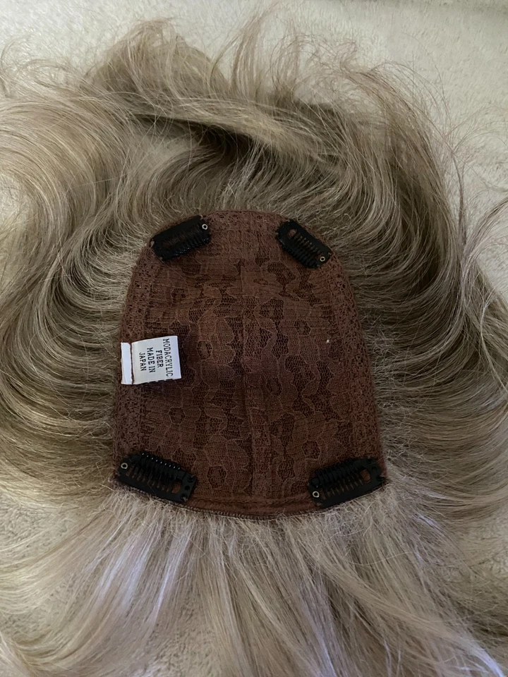 "EMMA" Mediano TOPPER en Taupe Esmerilado de Pelucas Secretas de Godiva Foto 4 de 4