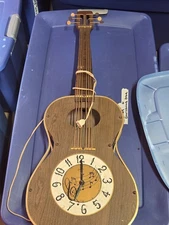 VINTAGE 1976 UNITED SESSIONS GUITAR CLOCK MODEL 643 ELECTRIC