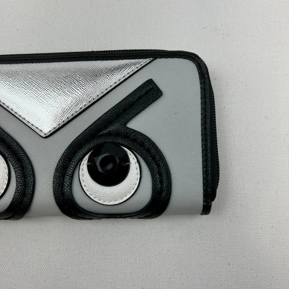 Cartera organizadora Nine West plateada/negra/blanca con cremallera Foto 3 de 4