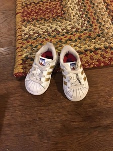 tenis adidas niño beige