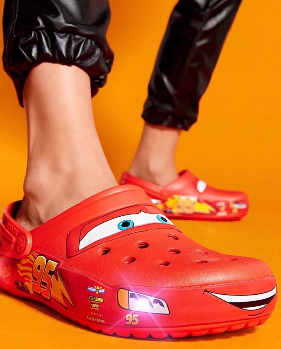 LIGHTNING MCQUEEN CROCS SIZE 4 MEN 6 WOMEN