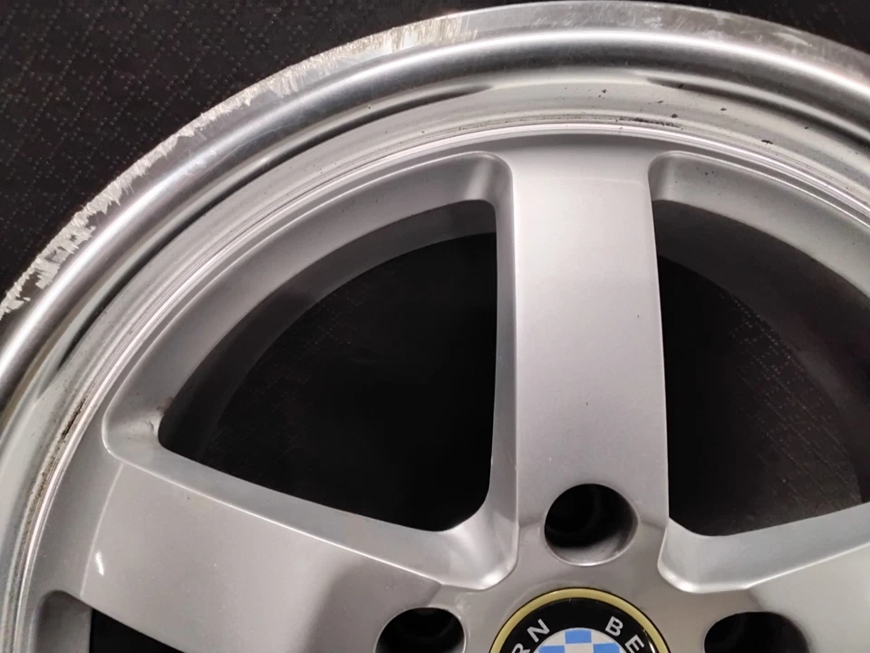 Llanta BMW Serie 5 Beyern 17x8 RAPP 5 radios tracción trasera plateada con borde pulido Foto 2 de 4