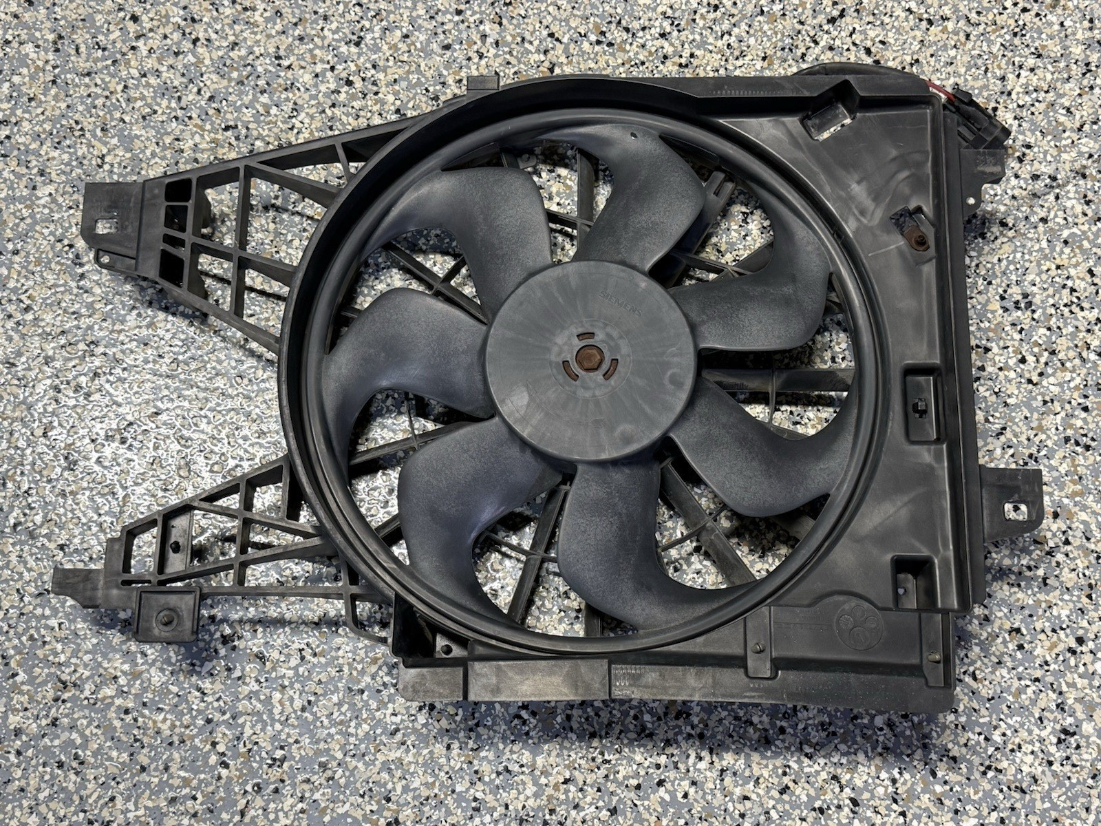CORVETTE C6 05-13 / CADILLAC XLR 04-09 OEM ENGINE COOLING FAN SHROUD ASSEMBLY
